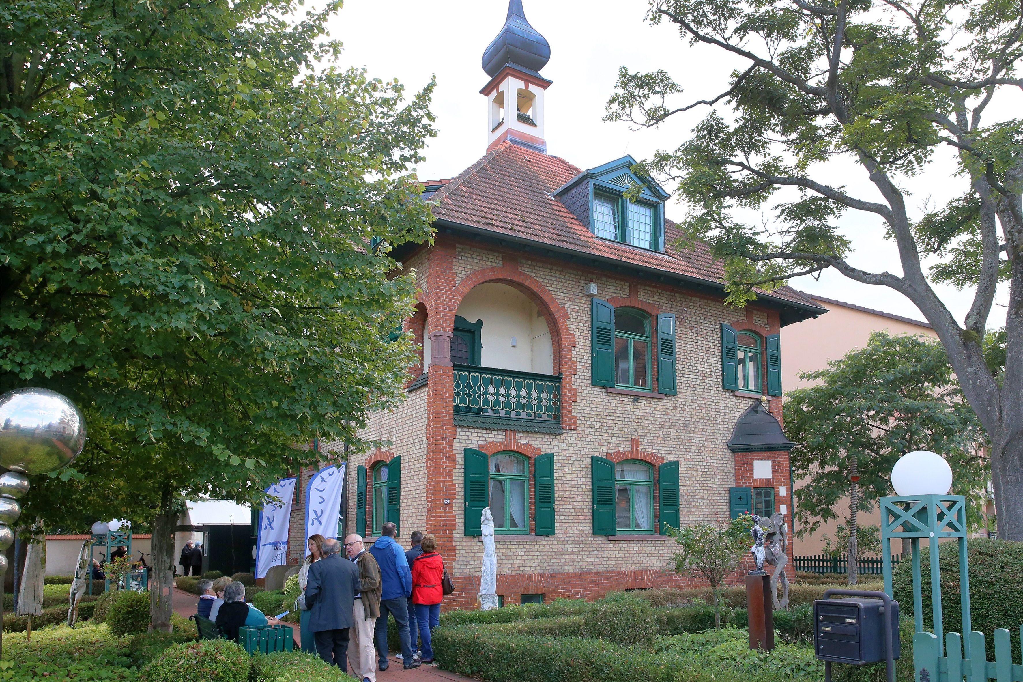 Die Villa Meixner mit ihrem Jugendstil-Charme steht seit 125 Jahren und ist seit fast 40 Jahren ein Kulturzentrum der Hufeisengemeinde.