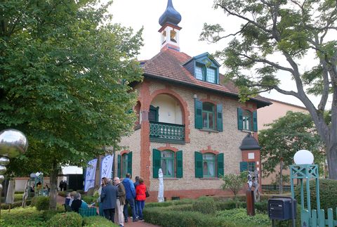 Die Villa Meixner mit ihrem Jugendstil-Charme steht seit 125 Jahren und ist seit fast 40 Jahren ein Kulturzentrum der Hufeisengemeinde.