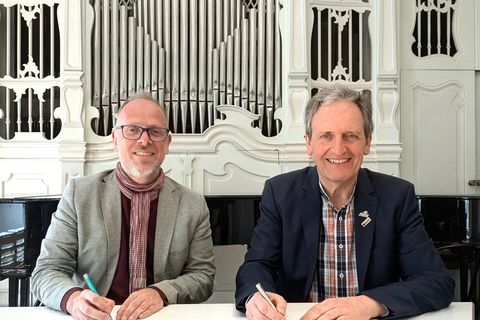 Mannheims Bildungsbürgermeister Dirk Grunert und Bürgermeister Dr. Ralf Göck bei der Unterschrift im ehrwürdigen Ernst-Toch-Saal, in dem im 19. Jahrhundert ein Treffpunkt für die Mannheimer Handels-Börse war