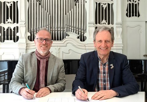 Mannheims Bildungsbürgermeister Dirk Grunert und Bürgermeister Dr. Ralf Göck bei der Unterschrift im ehrwürdigen Ernst-Toch-Saal, in dem im 19. Jahrhundert ein Treffpunkt für die Mannheimer Handels-Börse war