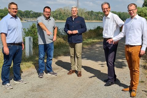 Dominik Eberle (2.v.l.) und Simon Michler (re) erläuterten Andreas Askani, Matthias Steffan und Ralf Göck (v.l.n.r.) die Reparaturarbeiten auf dem Leinpfad.