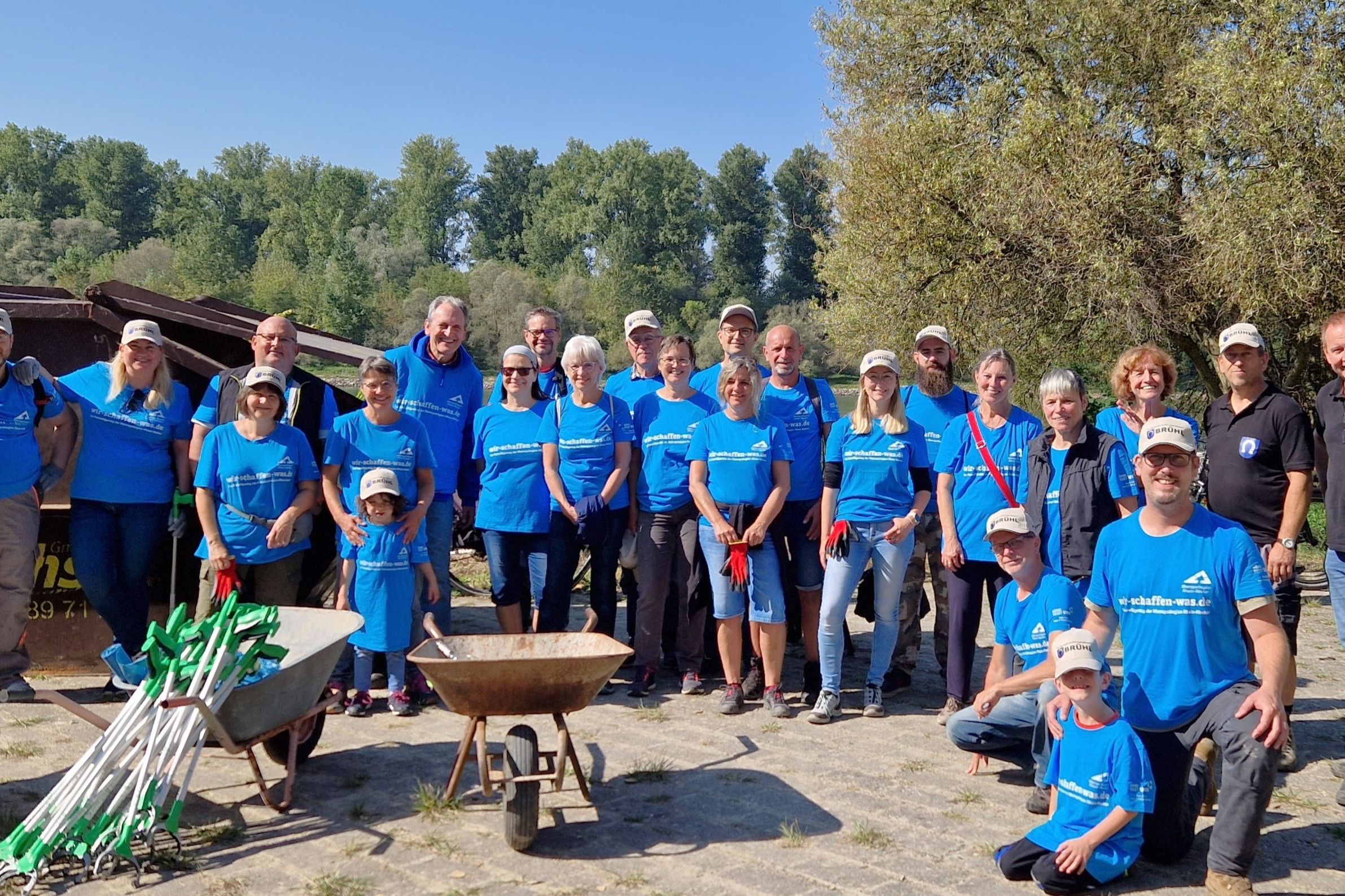 Nach getaner Arbeit versammeln sich die 30 Helferinnen und Helfer an der NATO-Rampe um den halb vollen Container – für alle gab's das „Wir schaffen was“-Trikot und eine Brühler BaseCap.