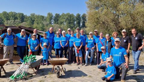 Nach getaner Arbeit versammeln sich die 30 Helferinnen und Helfer an der NATO-Rampe um den halb vollen Container – für alle gab's das „Wir schaffen was“-Trikot und eine Brühler BaseCap.