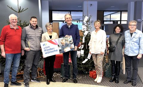 Dass Kinderwünsche in Erfüllung gehen, dafür sorgen (v.l.n.re.): Gerhard Luksch (Verein Rohrhöfer Göggel), Max Nobis (Förderer), Alexandra Halkenhäuser (MVV, Förderer), Dr. Ralf Göck (Bürgermeister Gemeinde Brühl), Bettina Weis, Maike Fissl (beide Sparkas