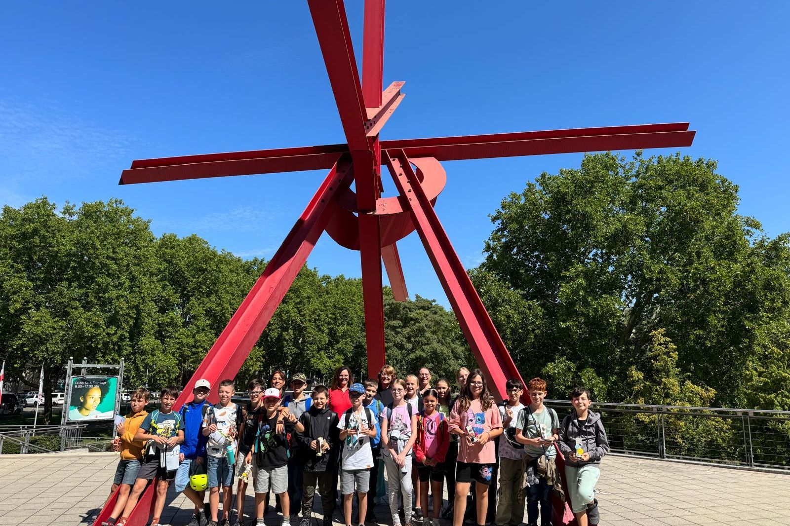 Die Gruppe der Ferienprogramm-Kinder vor dem Technoseum.