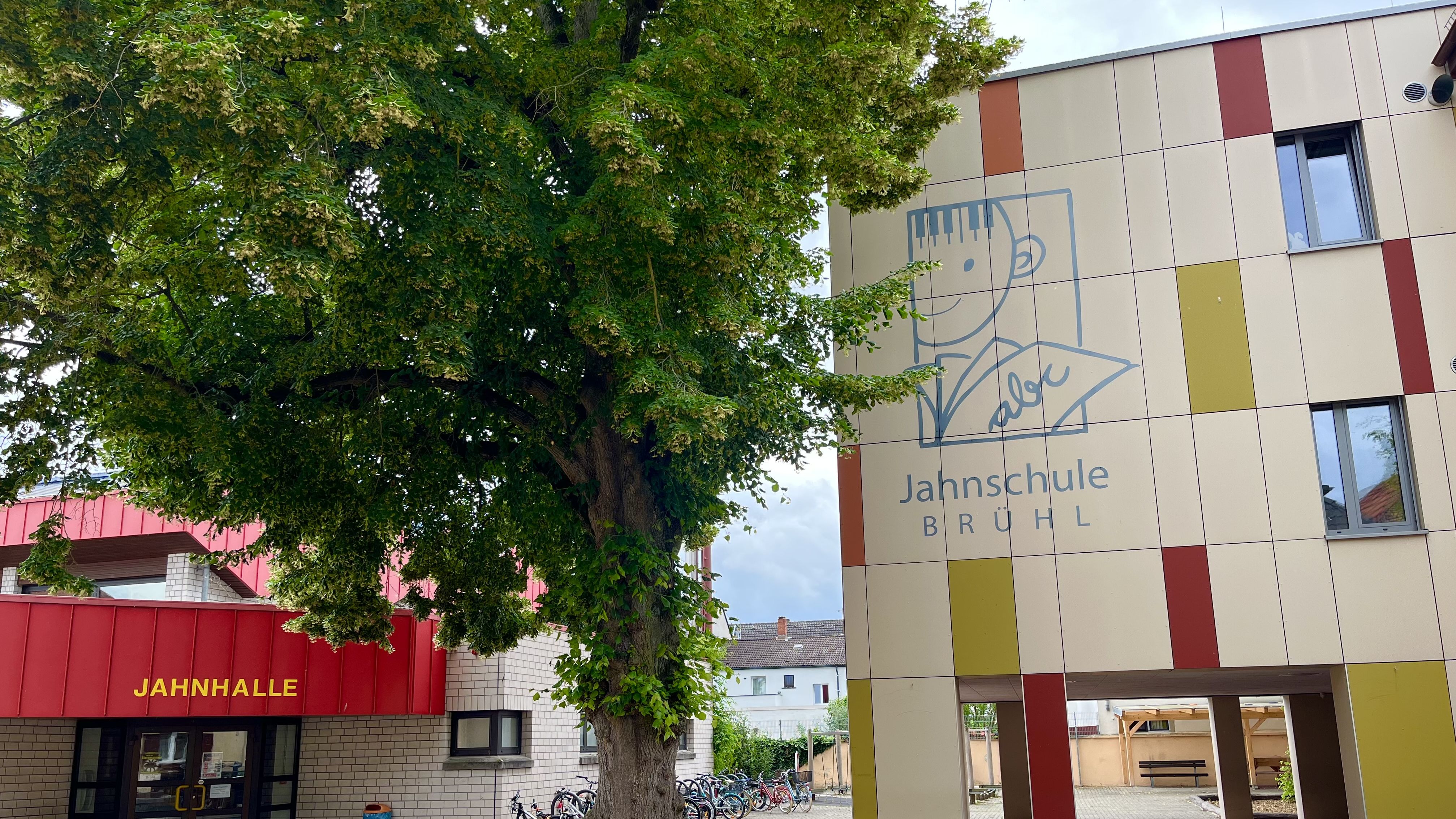 Schulgebäude Außenansicht